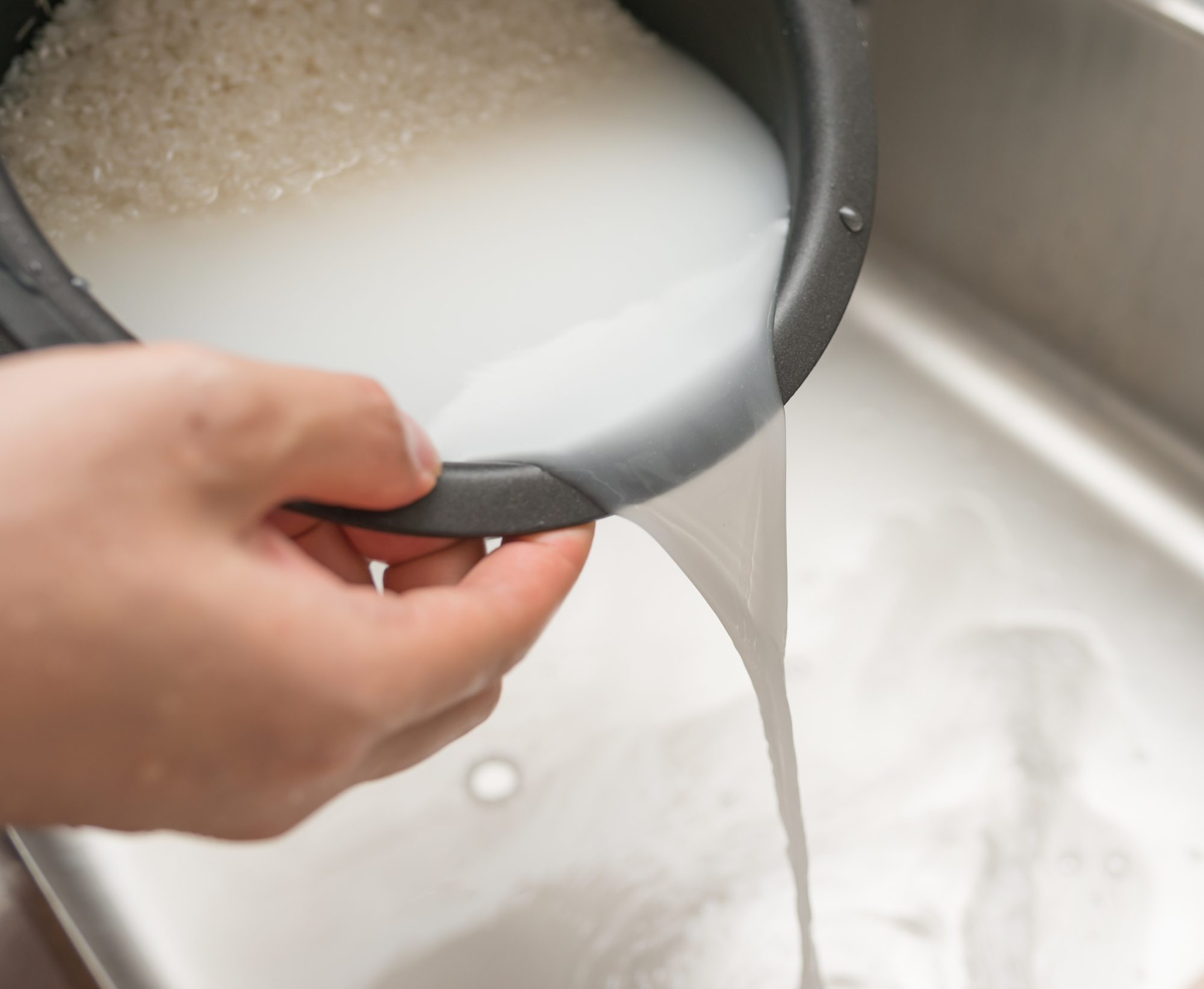 Photo: Rice tubs used for water are being drained from the tub.